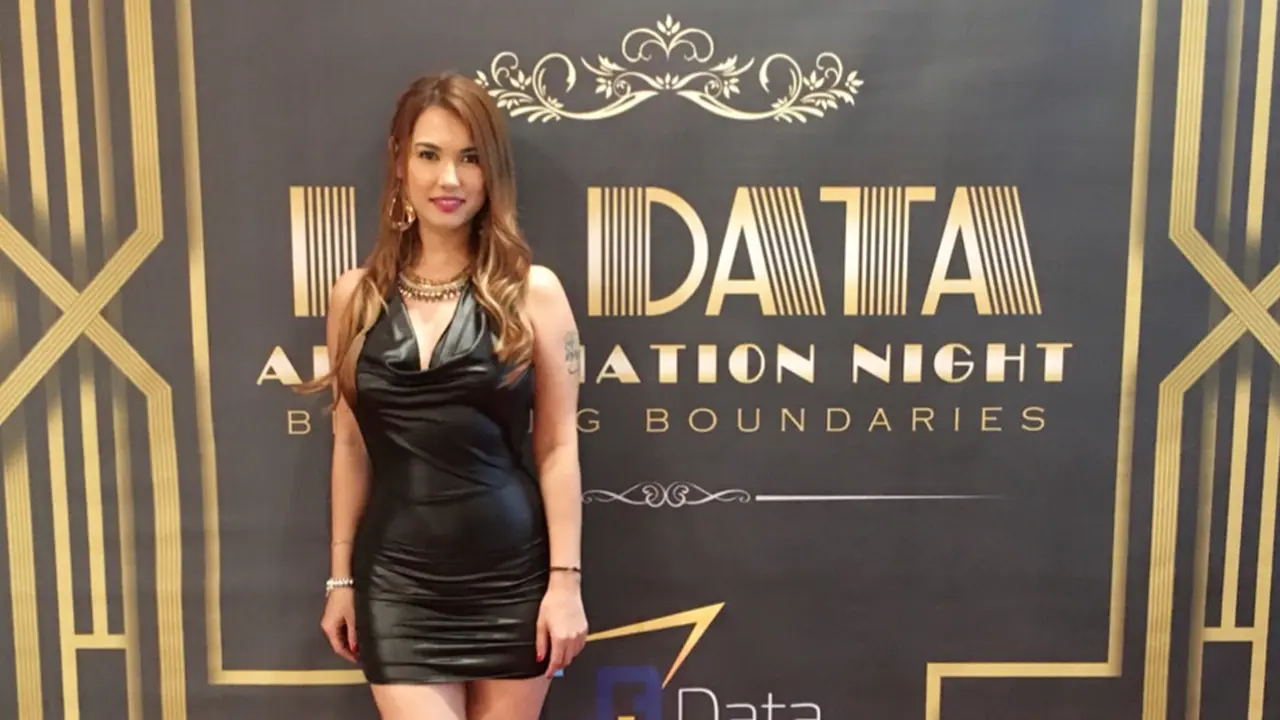 [Bintang] Alasan Maria Ozawa Menjalani Pemotretan Pakai Jersey Indonesia