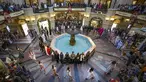Model memamerkan koleksi sekelompok desainer Rusia di dalam department store GUM dengan banyak butik ditutup karena sanksi selama pembukaan Fashion Week di Moskow, Senin (20/6/2022). Pekan Mode Moskow yang dijadwalkan pada 20 hingga 26 Juni 2022, akan menjadi acara penting bagi ibukota Rusia. (AP Photo/Alexander Zemlianichenko)