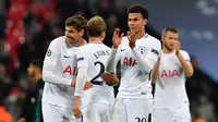 Para pemain Tottenham Hotspur merayakan kemenangan atas Real Madrid pada laga Liga Champions di Wembley, Rabu (1/11/2017). (AFP/Ben Stansall)