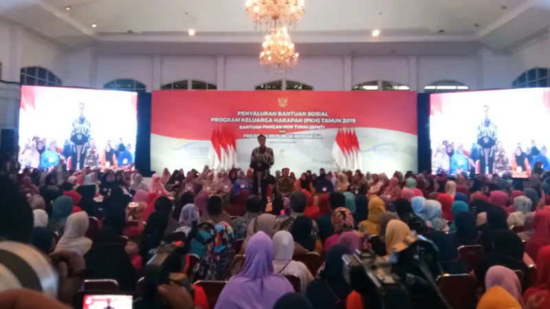 Presiden Jokowi menyerahkan bantuan sosial Program Keluarga Harapan (PKH) dan Bantuan Pangan Nontunai (BNPT) kepada 1.000 orang warga Depok, Jawa Barat. (Merdeka.com/Titin Supriatin)