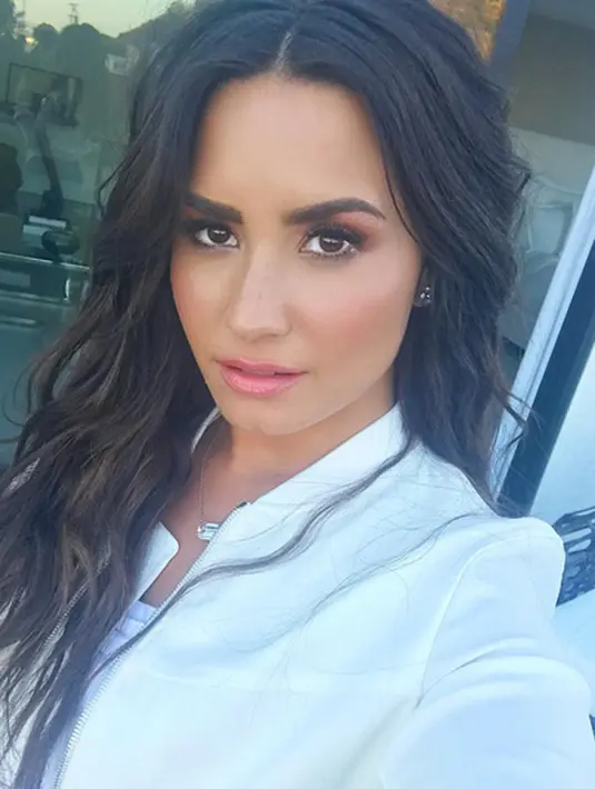 “Aku sangat bangga ketika usahaku mendapat penghargaan. Aku pun berjanji untuk tetap sadar dan terus berusaha membantu orang lain,” ujar Demi Lovato. (Instagram/ddlovato)