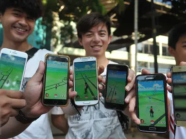 Penggemar game menunjukkan aplikasi Pokemon Go di layar ponselnya, Kawasan Senayan, Jumat (15/7). Meski belum resmi diluncurkan di Indonesia, permainan Pokemon Go berbasis realitas sudah diminati banyak kalangan. (Liputan6.com/Gempur M Surya)