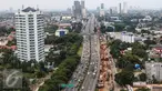 Pemandangan arus balik di Jalan Tol Lingkar Luar Jakarta-Serpong, Minggu (27/3). Kepadatan tersebut didominasi oleh kendaraan pribadi. (Liputan6.com/Fery Pradolo)