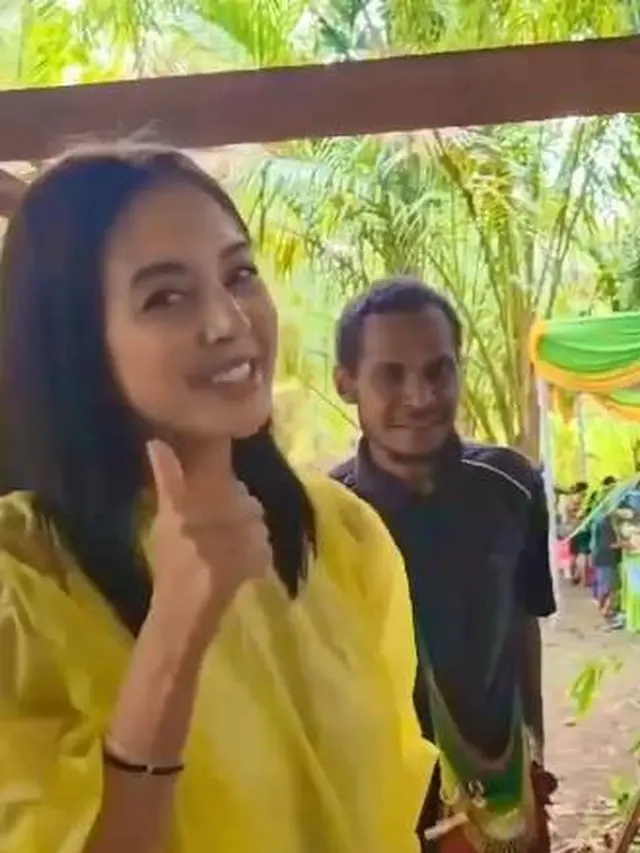 7 Momen Aurelie Moeremans Coba Makan Ulat Sagu di Papua Ini Ekspresinya Kocak