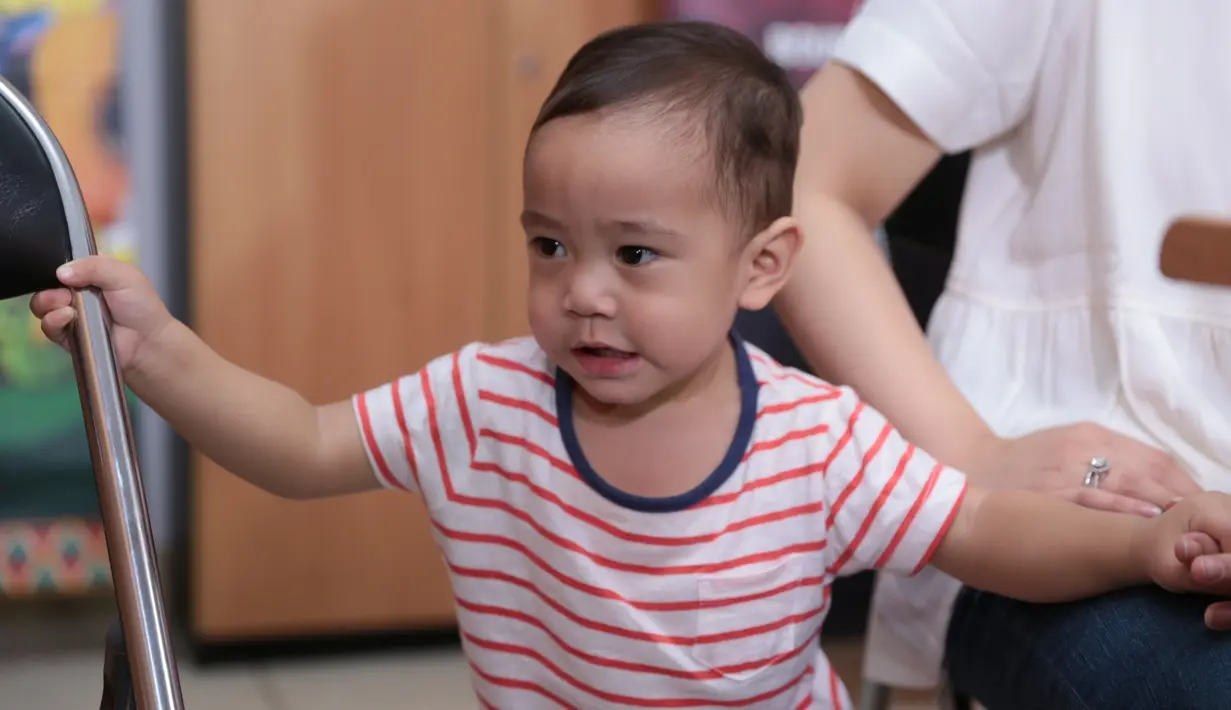 Demi kelancaran menjalani proses syuting, tiga peran pengganti disiapkan. Meski demikian, masih juga sering mengalami kendala. Apalagi buah hatinya sering menolak untuk melakukan beberapa adegan. (Adrian Putra/Bintang.com)