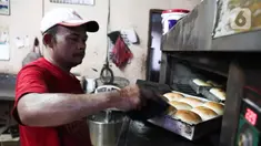 Pekerja memproduksi roti di industri roti rumahan Langgeng Sari di kawasan Pejompongan, Jakarta, Selasa (6/9/2022). Industri roti rumahan Langgeng Sari mengurangi produksi hingga 50 persen dari 4.000 menjadi 2.000 per hari untuk menekan biaya. (Liputan6.com/Herman Zakharia)