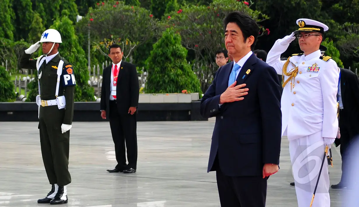 Perdana Menteri (PM) Jepang Shinzo Abe berziarah ke Taman Makam Pahlawan, Jakarta, Rabu (22/4/2015). PM Abe berdoa untuk Eto Sichio seorang warga Jepang yang ikut membantu perjuangan rakyat Indonesia saat perang kemerdekaan. (Liputan6.com/Yoppy Renato)