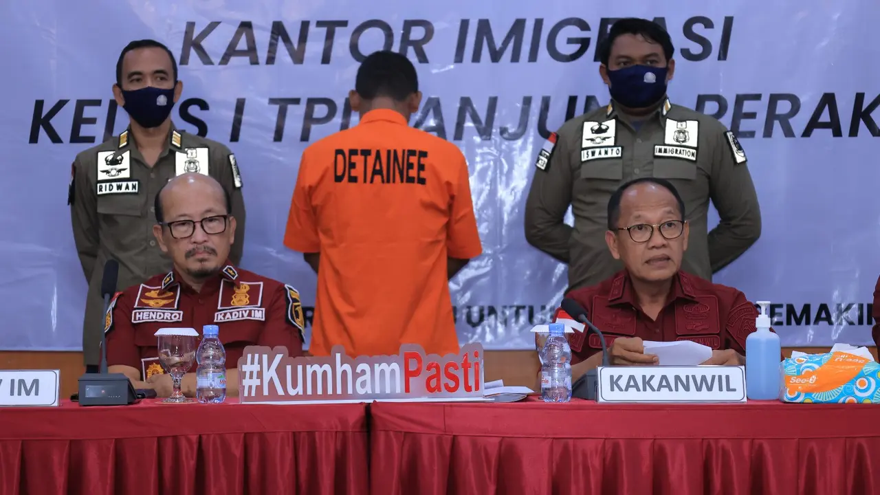 Imigrasi Tanjung Perak mengamankan warga Malaysia karena sering mabuk-mabukan dan meresahkan warga Modo Lamongan. (Dian Kurniawan/Liputan6.com)