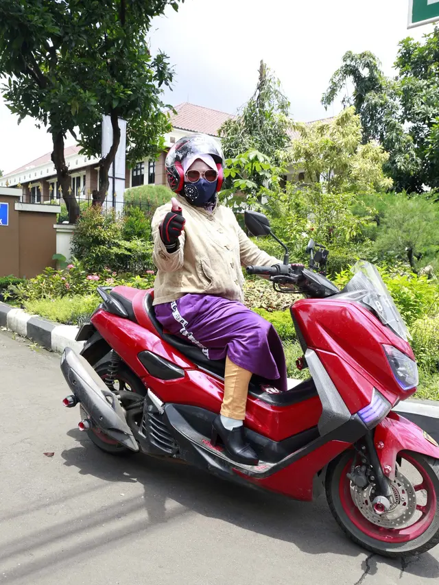 Rohimah datang ke Pengadilan Agama dengan mengendarai motor seorang diri (Akrom Sukarya/Kapanlagi.com)