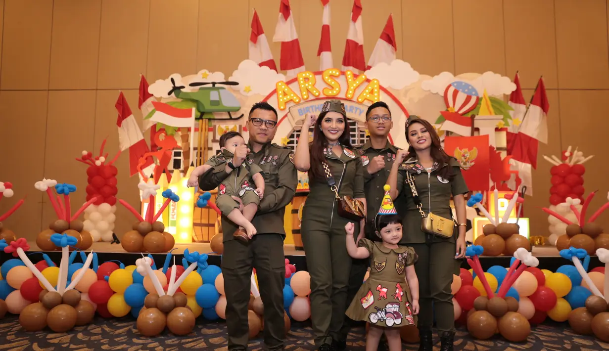 Sebuah acara memperingati ulang tahun anaknya yang ke-2, keluarga Anang dan Ashanty ini memilih lokasi di sebuah hotel mewah. Lantaran bertepatan dengan hari sumpah pemuda, ini lah yang terjadi di pesta itu. (Adrian Putra/Bintang.com)