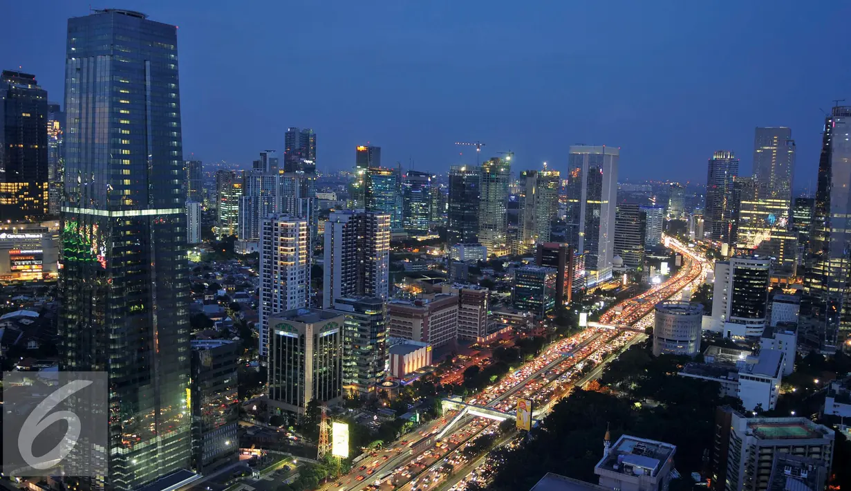 Sejumlah kendaraan terjebak kemacetan di Tol Dalam Kota kawasan Gatot Subroto, Jakarta, Jumat (9/9). Jelang libur panjang Idul Adha, volume kendaraan di tol dalam kota dan lingkar luar Jakarta mulai meningkat. (Liputan6.com/Gempur M Surya)