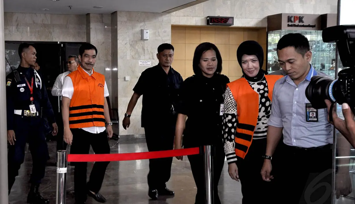 Selasa (4/11/2014), Romi Herton dan Masyito menjalani pemeriksaan untuk melengkapi berkas, Jakarta. (Liputan6.com/Miftahul Hayat)