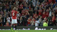 Gelandang anyar Manchester United, Paul Pogba, menyapa fans usai laga Liga Premier Inggris melawan Southampton di Stadion Old Trafford, Manchester, Inggris, Sabtu (20/8/2016). Laga ini menjadi debut kembalinya Pogba bersama MU. (AFP/Oli Scarff)