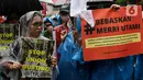 <p>Massa yang tergabung dari berbagai elemen masyarakat melakukan aksi damai dengan membentangkan poster di kawasan Monumen Nasional, Jakarta, Indonesia, Rabu (8/3/2023). Dalam aksi memperingati Hari Wanita Internasional, mereka menyerukan untuk melawan segala bentuk penindasan hak, perlindungan, menolak perkawinan anak serta menjamin kesehatan perempuan. (Liputan6.com/Johan Tallo)</p>