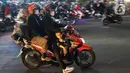 Pemudik yang menggunakan sepeda motor melintas di Jalan Raya Kalimalang, Bekasi, Jawa Barat, Rabu (19/4/2023) malam. (Liputan6.com/Herman Zakharia)
