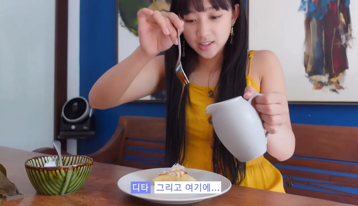 <p>Wajahnya berseri kala menyantap jajanan pasar istimewa ini. Ditabur dengan kelapa dan guyuran gula merah, cemilan ini sukses bikin ngiler. (YouTube Secret Number)</p>