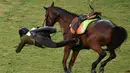 Atlet Lithuania, Justinas Kinderis, terlempar dari kudanya saat beraksi di nomor modern pentathlon putra Olimpiade Rio 2016 di Stadion Deodoro, Rio de Janeiro, (20/8/2016). (AFP/Manan Vatsyayana)