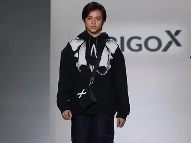 Bersama dengan salah satu brand fashion lokal, aktor muda, Angga Yunanda berkesempatan untuk tampil dalam New York Fashion Week 2022. Dirinya juga melakukan debut runway dalam NYFW. (Liputan6.com/IG/@anggayunandareal16)