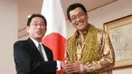 Komedian Jepang Pikotaro berjabat tangan dengan Menteri Luar Negeri Jepang Fumio Kishida di Kementerian, Tokyo, Rabu (12/7). Pikotaro diundang untuk mendampingi Menlu ke pertemuan PBB di markas besar, New York. (AP/ Eugene Hoshiko)