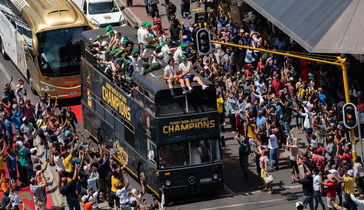 Warga bersorak ketika Timnas Afrika Selatan parade kemenangan Piala Dunia Rugby 2019 di Kota Johannesburg, Afrika Selatan, Kamis (7/11/2019). Timnas Afrika Selatan meraih gelar juara Piala Dunia Rugby 2019 setelah mengalahkan Inggris di final. (AP Photo/Jerome Delay)