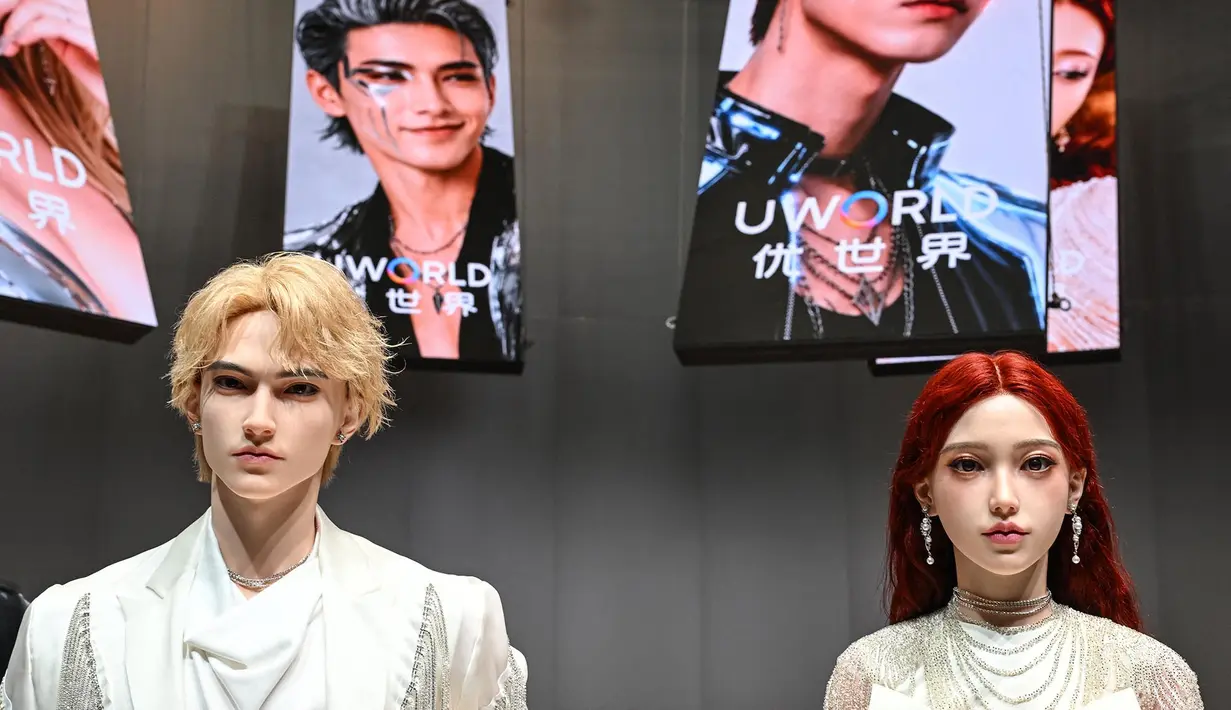 Robot humanoid dipamerkan  saat peluncuran robot humanoid U1 yang diproduksi oleh UWORLD, sebuah merek di bawah UBTECH Robotics, di Shenzhen, provinsi Guangdong, Tiongkok, Selasa (30/06/2026). (AFP/ Adek Berry)