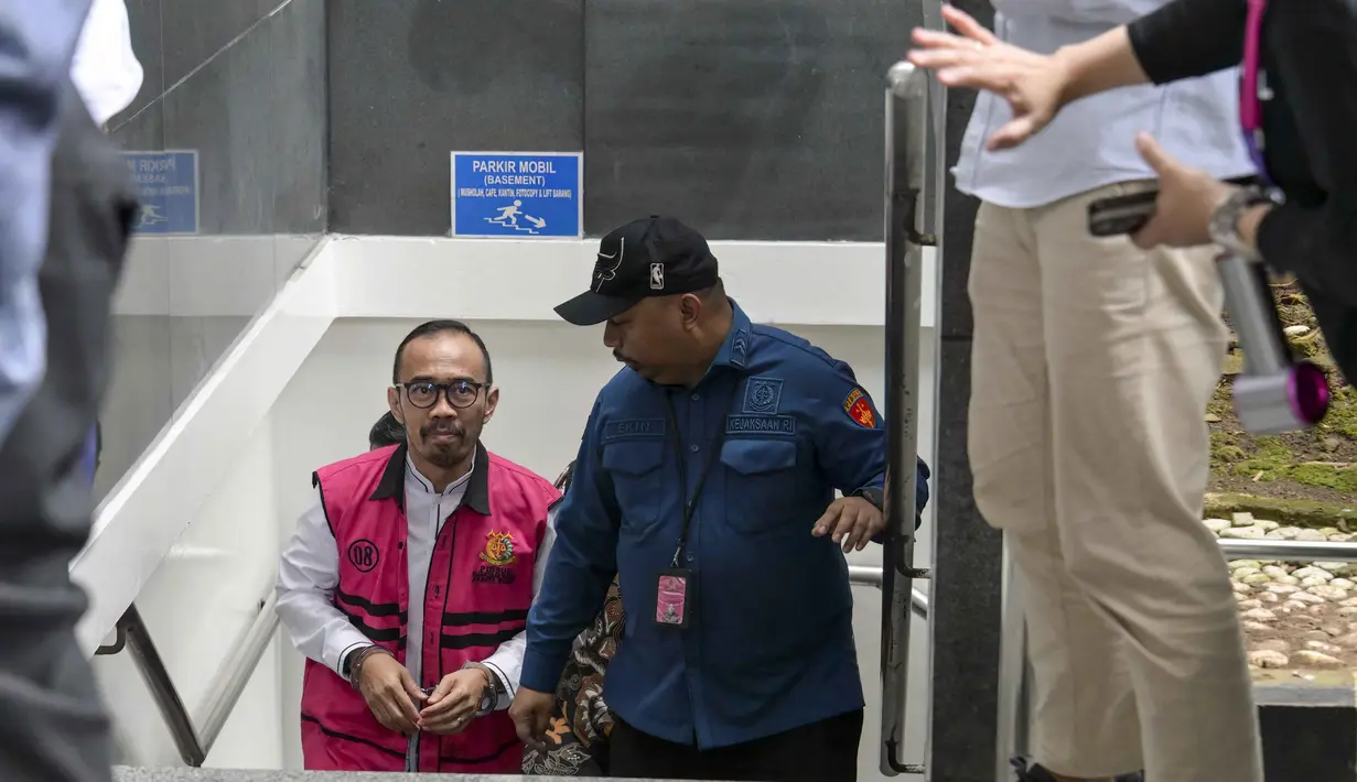 Mantan Direktur Utama PT Pertamina Patra Niaga, Riva Siahaan dijatuhi hukuman pidana penjara selama 9 tahun, ditambah denda sebesar Rp 1 miliar. Tampak dalam foto, mantan Direktur Utama PT Pertamina Patra Niaga, Riva Siahaan (kiri), dikawal menuju ke ruang sidang untuk mendengar pembacaan vonis oleh majelis hakim Pengadilan Tindak Pidana Korupsi, Jakarta, Kamis (26/2/2026). (BAY ISMOYO/AFP)