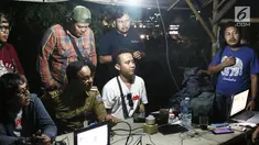 Gubernur DKI Jakarta Anies Baswedan berbincang dengan Pewarta Foto di Posko Pewarta Foto Bundaran HI, Jakarta, Selasa (13/11). Kedatangan Anies untuk meninjau fasilitas masyarakat di kawasan Bundaran HI. (Liputan6.com/Herman Zakharia)