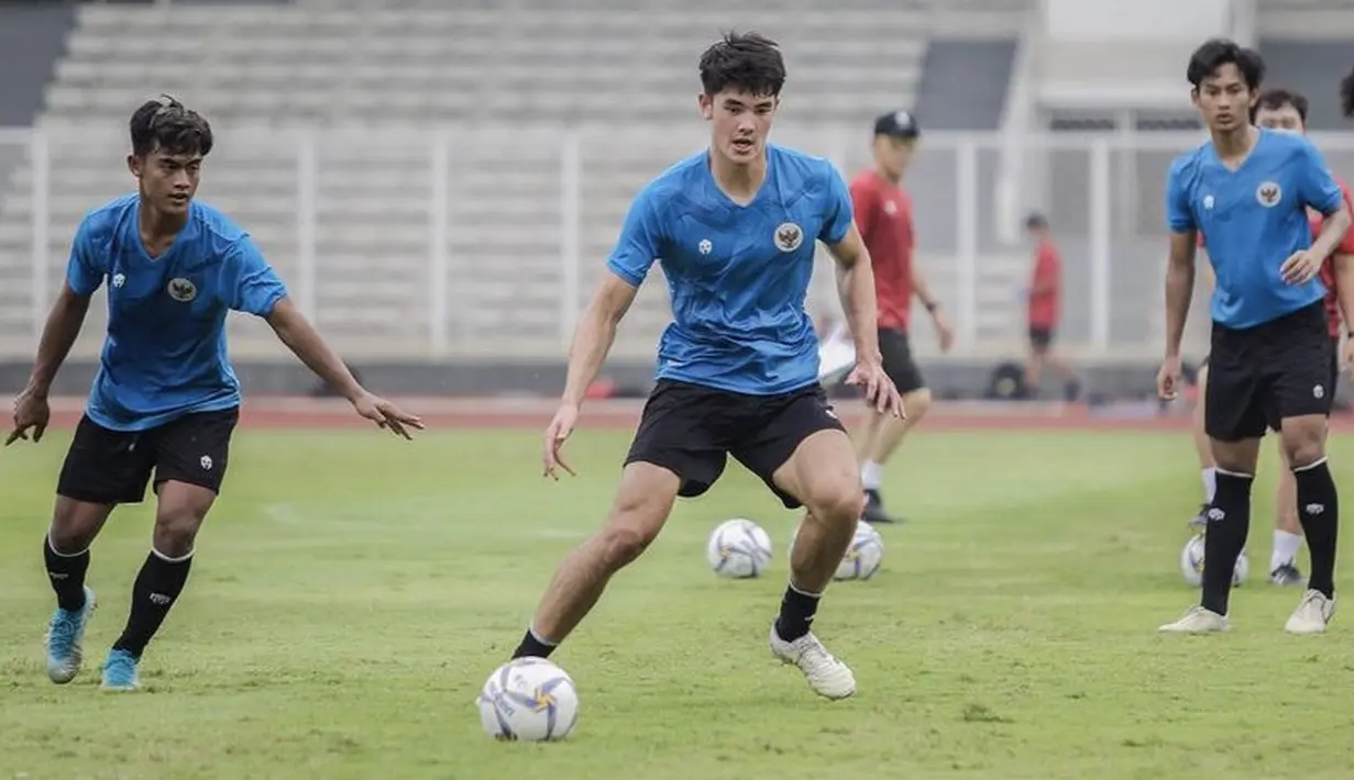 Selain di Timnas, Elkan Baggott juga merupakan pemain sepak bola profesional bermain sebagai bek tengah untuk klub EFL League One Ipswich Town.(@elkanbaggott)