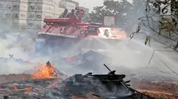 Tank MT-LBu-GPM-10 melakukan pemadaman api saat diuji coba di kawasan Cakung, Jakarta, Rabu (24/7/2019). Tank MT-LBu-GPM-10 dapat diandalkan di hutan dan sungai atau laut. (Liputan6.com/Herman Zakharia)
