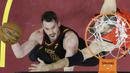 Aksi pemain Cleveland, Kevin Love (kiri) melakukan lay up saat diadang pemain Raptors, Jonas Valanciunas pada gim keempat semifinal Wilayah Timur NBA playoff di Quicken Loans Arena, Cleveland, (7/5/2018). (AP/Tony Dejak)