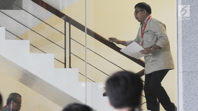 Wali Kota Balikpapan, Rizal Effendi menaiki tangga menuju ruangan penyidik KPK untuk pemeriksaan di Jakarta, Kamis (23/8). Rizal diperiksa dalam kasus suap usulan dana perimbangan daerah dalam Rancangan APBN-Perubahan Tahun 2018. (Merdeka.com/Dwi Narwoko)