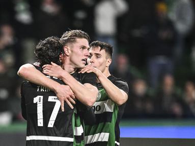 Pemain Sporting CP, Viktor Gyokeres (tengah) merayakan gol ke gawang Estoril Praia bersama rekan-rekannya dalam laga lanjutan Liga Portugal 2024/2025 di Stadion Jose Alvalade, Lisbon, Portugal, Senin (03/03/2025) waktu setempat. (AFP/Patricia De Melo Moreira)