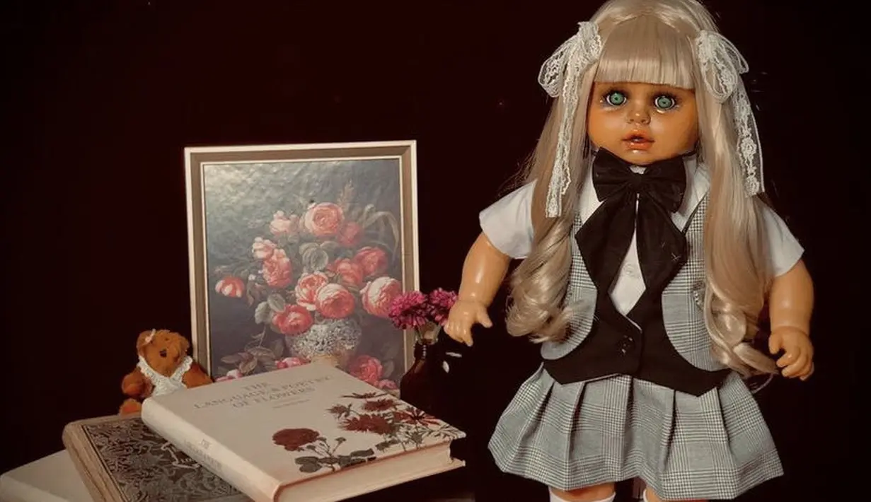 Boneka dengan seragam sekolah, rambut panjang berpita ala Belanda yang diberi nama Renata. @bonekafuriharun