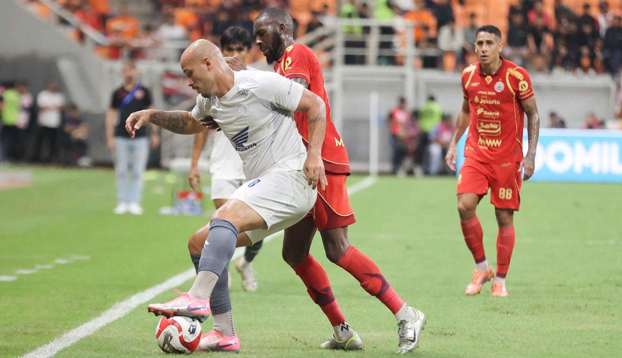 Duel antara Persija dan PSM Makassar berlangsung ketat hingga menit akhir. Tampak dalam foto, pemain Persija berebut bola dengan pemain PSM Makassar pada laga pekan ke-22 BRI Super League 2025/2026 di Jakarta International Stadium, Jumat (20/2/2026) malam WIB. (Bola.com/Abdul Aziz)