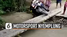 Pengendara dan motornya jatuh hingga terseret arus banjir.