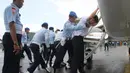Petugas menggeledah kru pesawat latih milik Singapura di Pangkalan Udara (Lanud) Supadio, Pontianak, Kalimantan Barat, Selasa (28/10/2014). (Liputan6.com/Raden AMP)