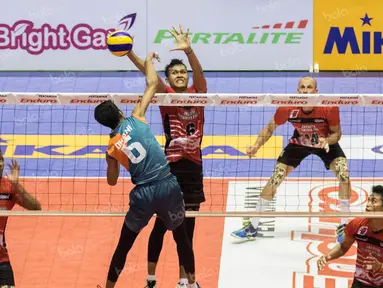 Pevoli Jakarta BNI Taplus, Dhani Angriawan, melakukan smash saat melawan Jakarta Pertamina Energi pada final four seri kedua Proliga 2016 di GOR Amongrogo, Yogyakarta, Minggu (9/5/2016). (Bola.com/Vitalis Yogi Trisna)