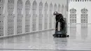 Dan, mulai Rabu 18 Februari 2026 malam, umat muslim akan melaksanakan tarawih pertama di bulan suci Ramadan 1447 Hijriah. Tampak dalam foto, seorang pekerja membersihkan Masjid Agung Baiturrahman jelang salat tarawih pertama pada bulan suci Ramadan 1447 Hijriah di Masjid Agung Baiturrahman, Banda Aceh, Rabu 18 Februari 2026. (CHAIDEER MAHYUDDIN/AFP)