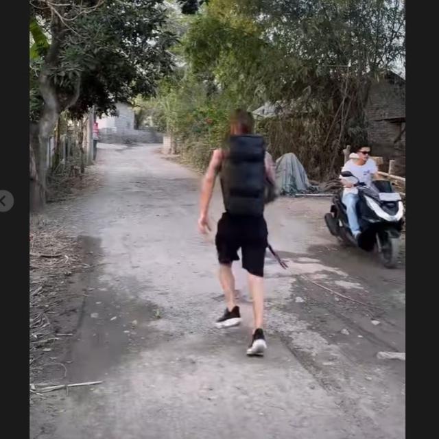 Jelang MotoGP Mandalika 2024, Fabio Quartararo Jogging Telanjang Dada di Kawasan Perkampungan.