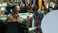Presiden Joko Widodo (Jokowi) mengajak Presiden Korea Selatan Moon Jae-in blusukan ke Bogor Trade Mall (BTM), Bogor, Kamis (9/11/2017) (Septian Deny/Liputan6.com)