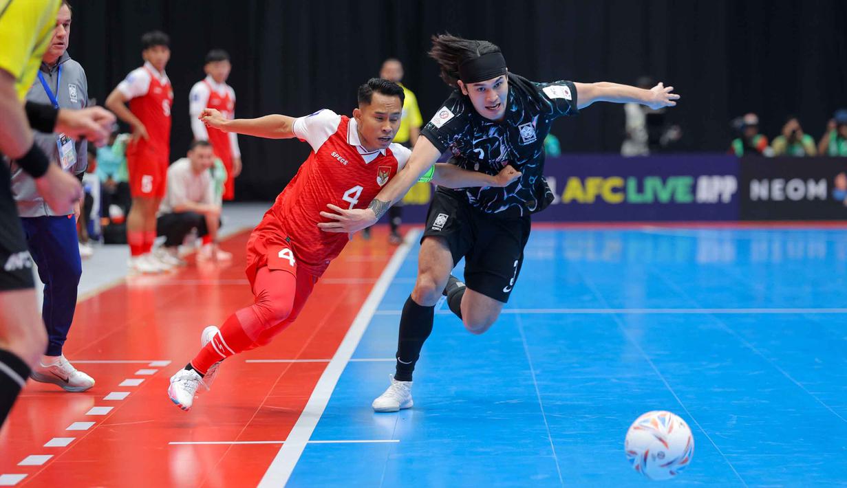 Permainan agresif terus diperlihatkan Ahmad Habibie, Rizki Xavier, Mochammad Iqbal, Israr Megantara, dan Firman Adriansyah. Tampak dalam foto, pemain Timnas Futsal Indonesia, Mochammad Iqbal (kiri) berebut penguasaan bola saat bertanding pada laga pertama Grup A Piala Asia 2026 melawan Korea Selatan di Indonesia Arena, Jakarta, pada Selasa (27/1/2026) malam WIB. (Bola.com/Bagaskara Lazuardi)