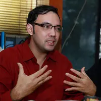 Air mata Sandy pun terlihat mengalir dari kedua matanya. Dirinya bercerita sulit hidup usai bercerai dari Tessa Kaunang. Rumahnya saat ini telah menjadi hak milik anaknya. Maka ia harus berpindah-pindah. (Deki Prayoga/Bintang.com)