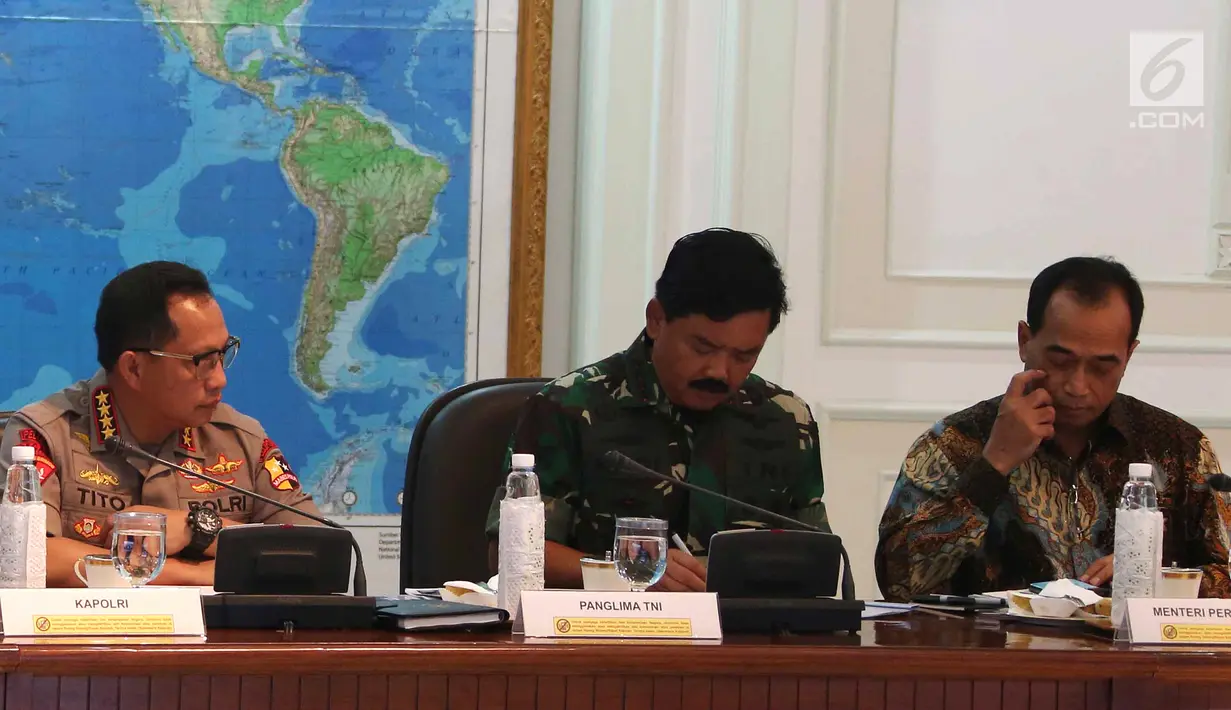 Menteri Perhubungan Budi Karya Sumadi (kanan) bersama Panglima TNI Marsekal Hadi Tjahjanto (tengah) dan Kapolri Jenderal Polisi Tito Karnavian (kiri) saat mengikuti rapat terbatas di Istana, Jakarta, Selasa (2/10). (Liputan6.com/Angga Yuniar)
