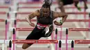 Pelari asal Amerika Serikat, Aries Merritt berlari melewati palang saat final 100m lari gawang putra pada kejuaraan IAAF World Challenge di National Olympic Stadium atau 'Birds Nest', Beijing, (18/5/2016). (AFP/Nicolas Asfouri)