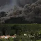 Kepulan awan panas dari Gunung Sinabung membubung ke angkasa, di deket desa Kuta Tonggal, Karo, Sumatera Utara, Rabu (24/6/2015). Sekitar 10.000 jiwa warga yang tinggal di kaki Gunung Sinabung, kini berada di posko pengungsian. (REUTERS/Beawiharta)