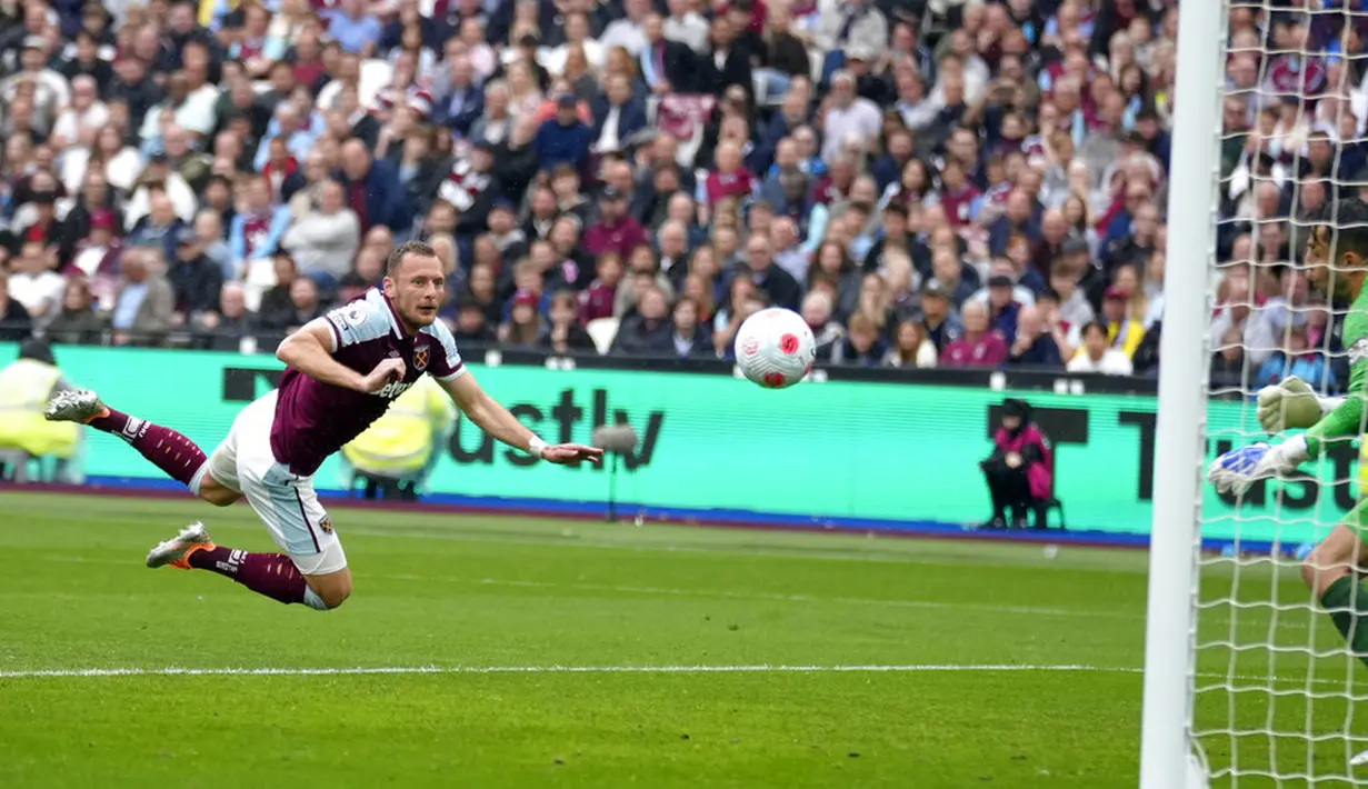 Pemain West Ham United Vladimir Coufal mencetak gol bunuh diri saat melawan Manchester City pada pertandingan sepak bola Liga Inggris di London Stadium, London, Inggris, 15 Mei 2022. Pertandingan berakhir imbang 2-2. (AP Photo/Kirsty Wigglesworth)
