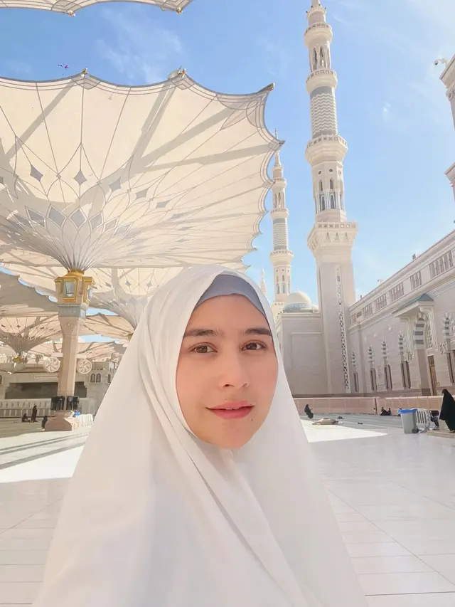 7 Potret Prilly Latuconsina saat Jalani Ibadah Umroh, Penampilan Berhijab Curi perhatian