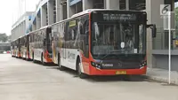 Masyarakat yang ingin mengakses kereta bandara Soekarno Hatta kini bisa memanfaatkan layanan PT Transportasi Jakarta (Transjakarta) . (Liputan6.com/herman Zakharia)