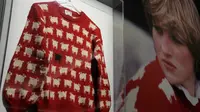 Sweter domba merah, putih dan hitam milik Putri Diana yang bersejarah dipajang di rumah lelang Sotheby's di London, Senin, 17 Juli 2023. (AP Photo/Frank Augstein)