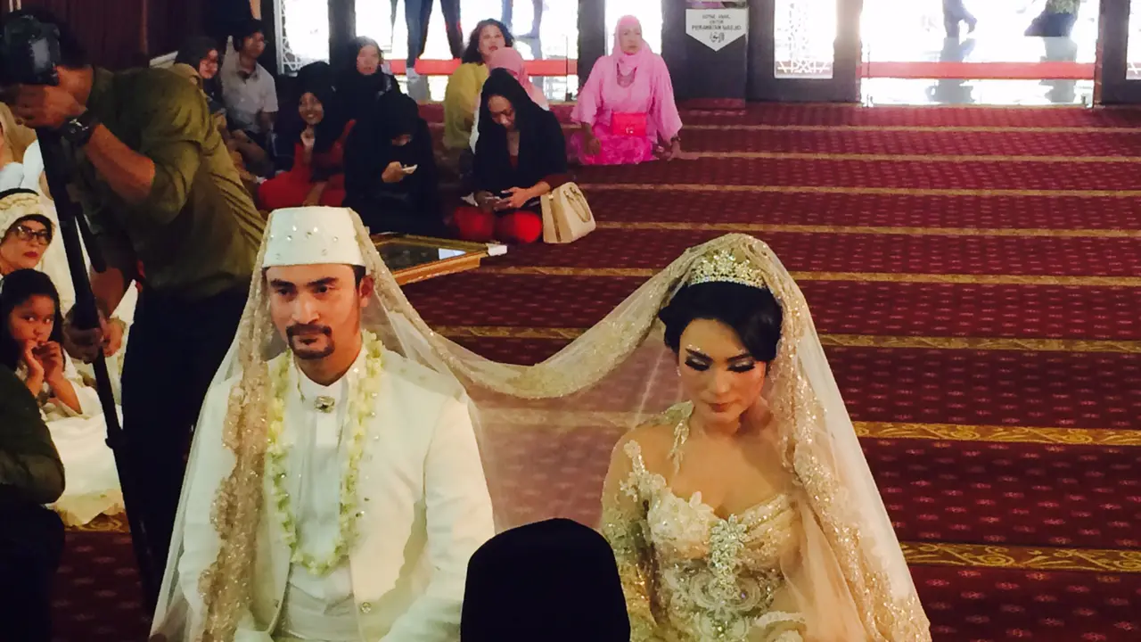 Reza Pahlevi resmi menikah